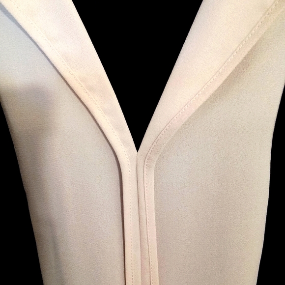Massimo Two Tone V Neckline Sleeveless Blouse - Picture 6 of 11